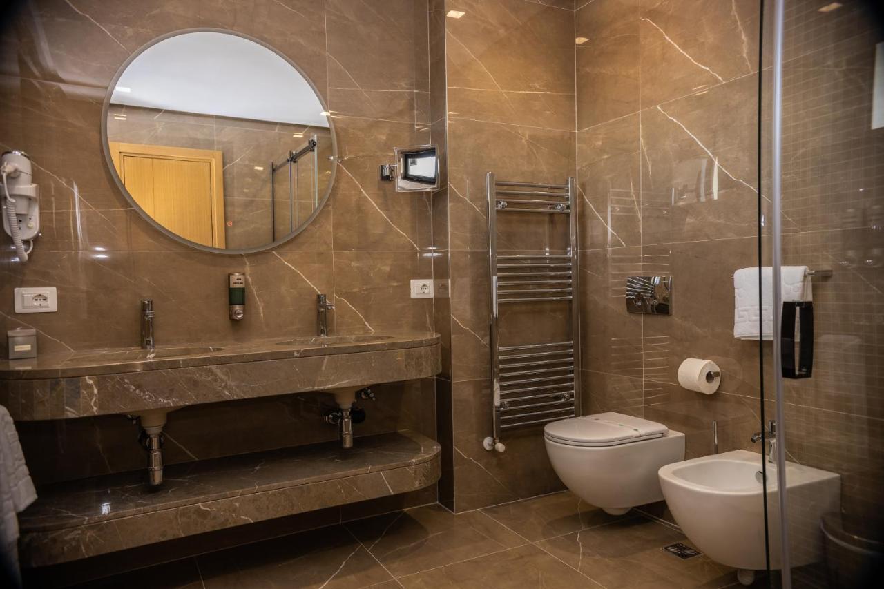 Hotel Golden Palace Shkodër エクステリア 写真