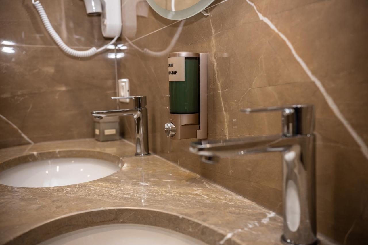 Hotel Golden Palace Shkodër エクステリア 写真