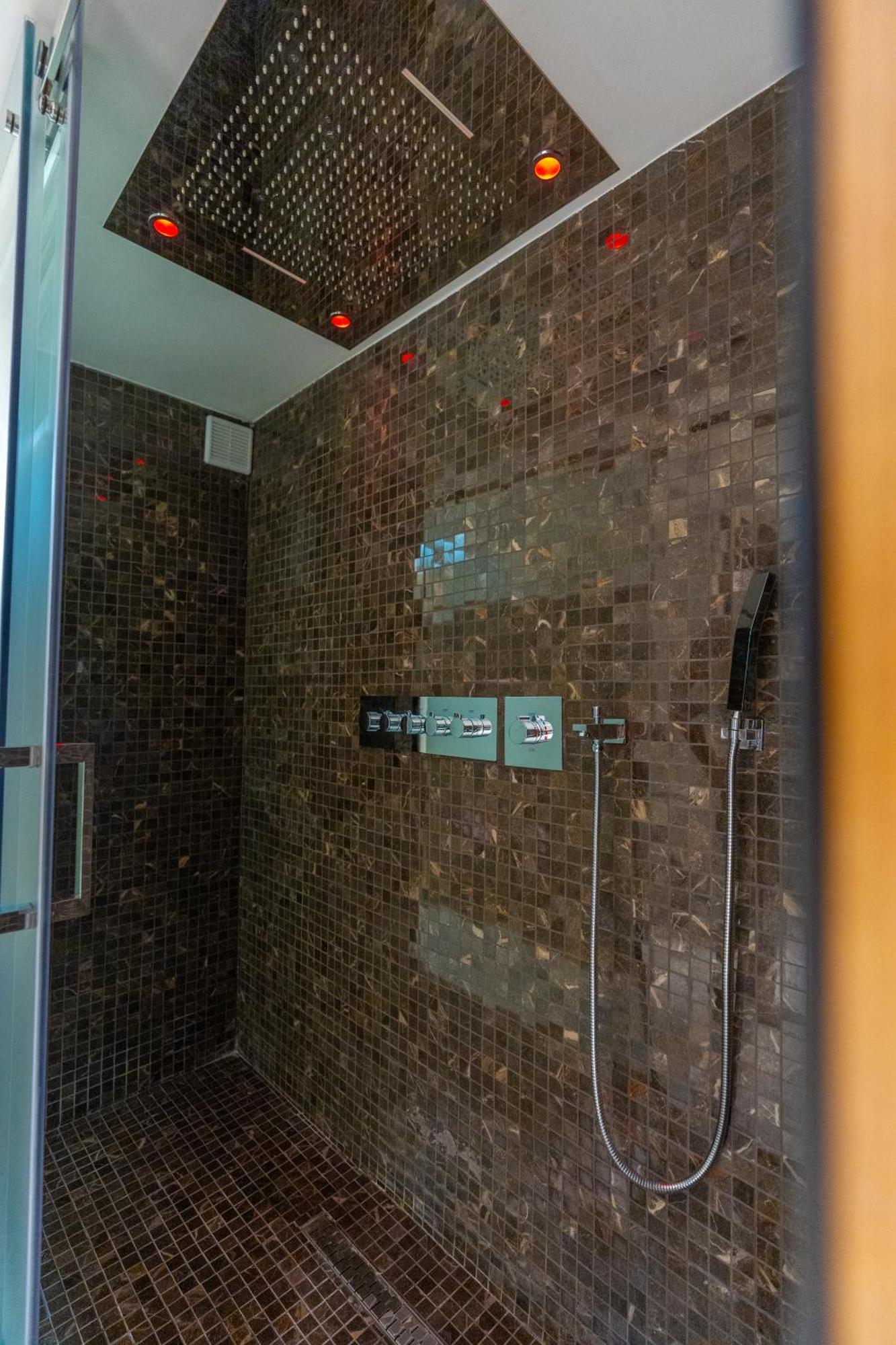 Hotel Golden Palace Shkodër エクステリア 写真